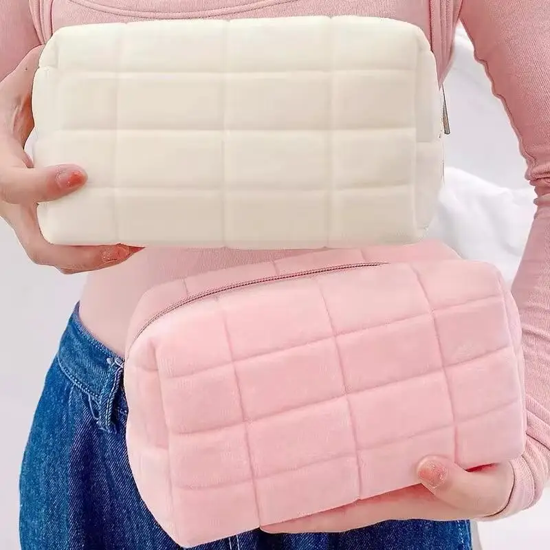 Trousse de maquillage matelassée en tissu peluche