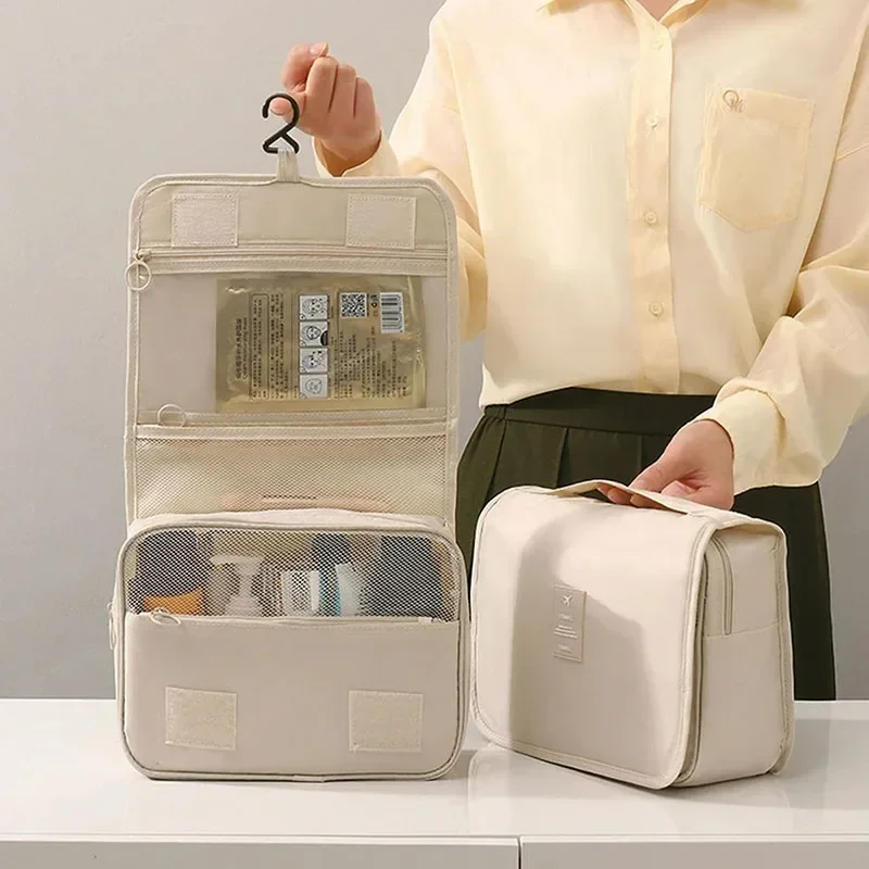 Trousse de toilette à suspendre ouverte
