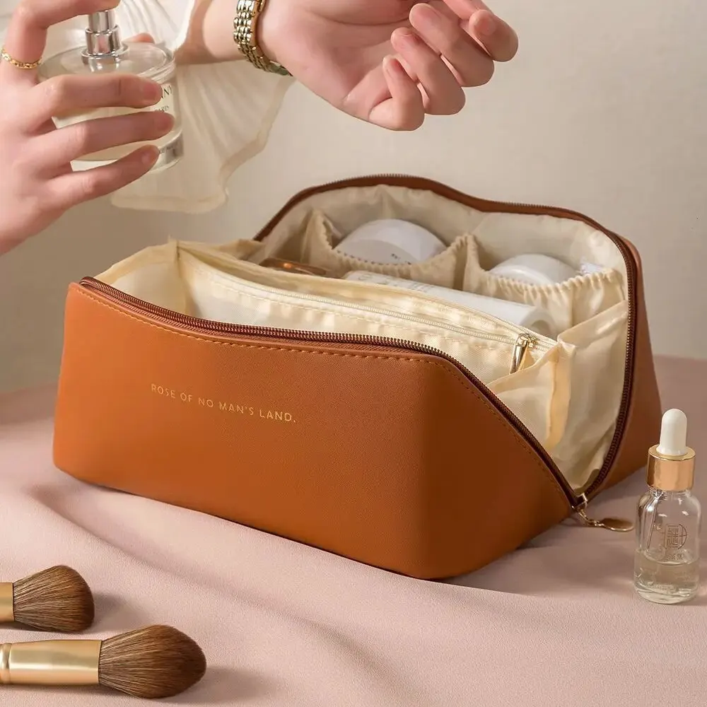 Grande trousse de maquillage ouverte en grand — vue 7