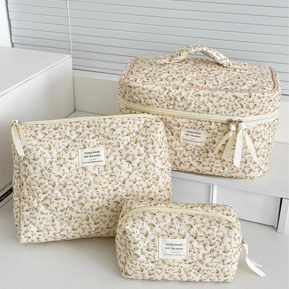 Trousse matelassée à petites fleurs