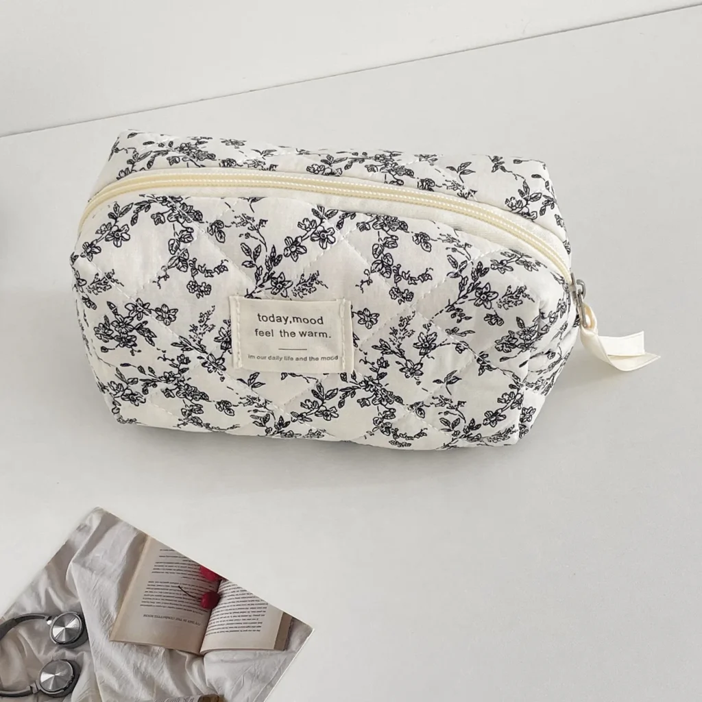Petite trousse matelassée à fleurs noires — vue 10