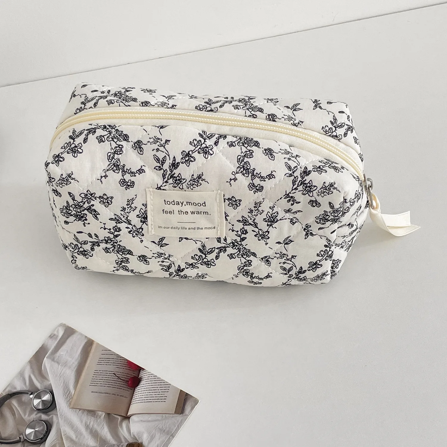 Petite trousse matelassée à fleurs noires — vue 10
