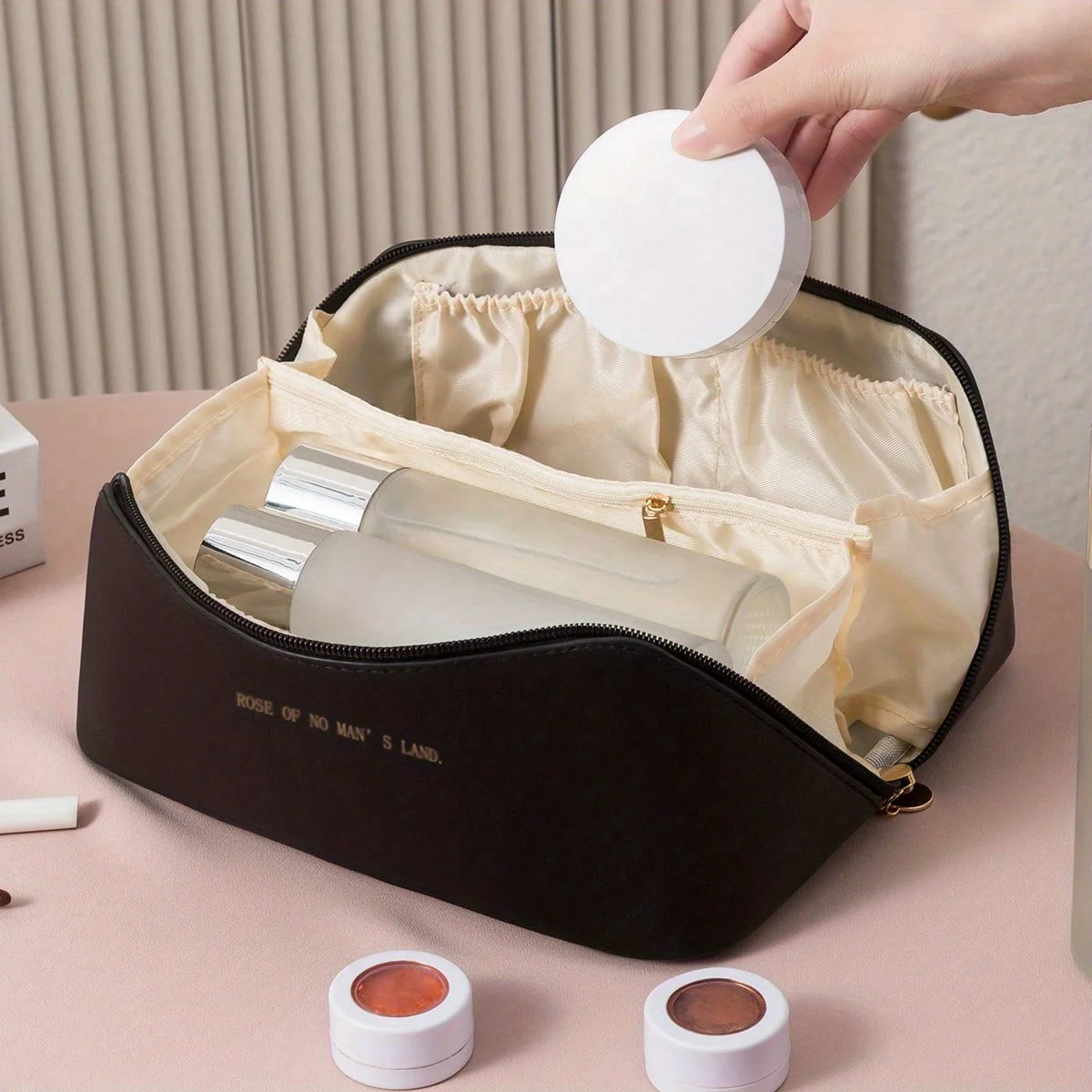 Grande trousse de maquillage ouverte en grand — vue 16