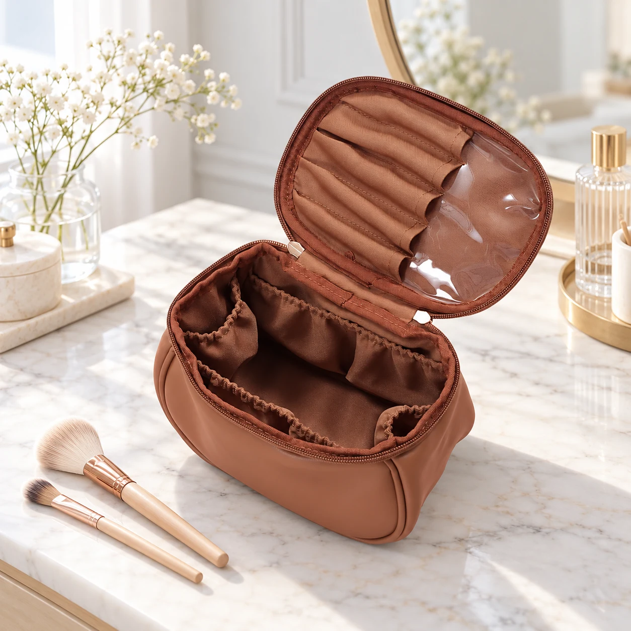 Trousse de toilette femme simili cuir en situation
